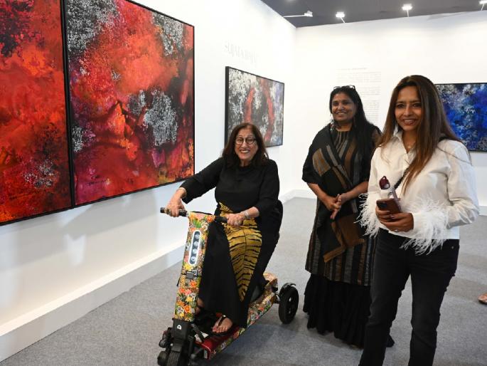 Sujata Bajaj's 'Spacescapes', which depicts space; An exhibition of captivating paintings at The Art Fair | अंतराळाचे दर्शन घडवणारे सुजाता बजाज यांचे 'स्पेसस्केप्स'; द आर्ट फेअरमध्ये मनमोहक चित्रांचे प्रदर्शन