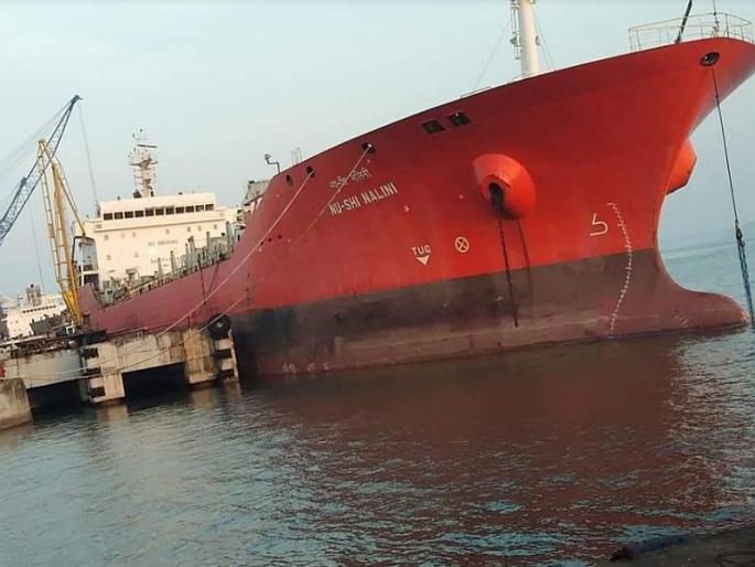 Nafta ship finally arrives at Murgaon port | समुद्रात अडकलेले नाफ्ता जहाज अखेर मुरगाव बंदरात दाखल Nafta ship finally arrives at Murgaon port | समुद्रात अडकलेले नाफ्ता जहाज अखेर मुरगाव बंदरात दाखल