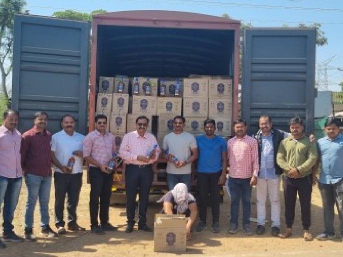 Transport of liquor by filling tempo in the name of noodles, seized goods worth fifty lakhs in satara | Satara Crime: नुडल्सच्या नावाखाली टेम्पो भरून मद्याची वाहतूक, पन्नास लाखांवर मुद्देमाल जप्त Transport of liquor by filling tempo in the name of noodles, seized goods worth fifty lakhs in satara | Satara Crime: नुडल्सच्या नावाखाली टेम्पो भरून मद्याची वाहतूक, पन्नास लाखांवर मुद्देमाल जप्त