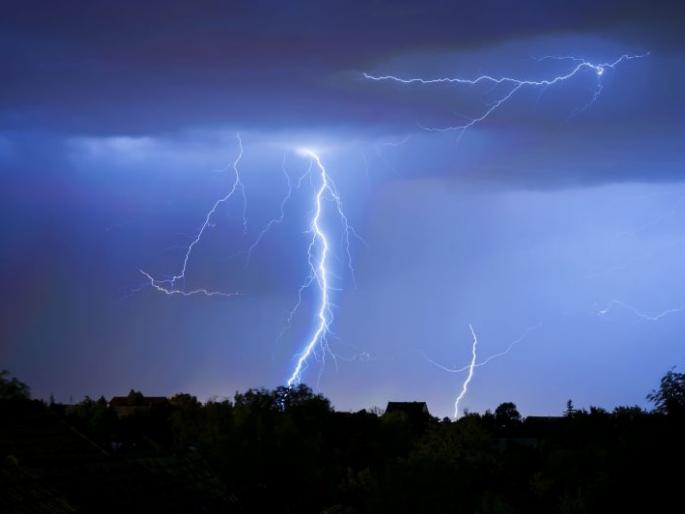 A woman was killed and nine laborers were injured in a lightning strike in Gadchiroli | गडचिरोलीत वीज पडून एक महिला ठार, नऊ मजूर जखमी