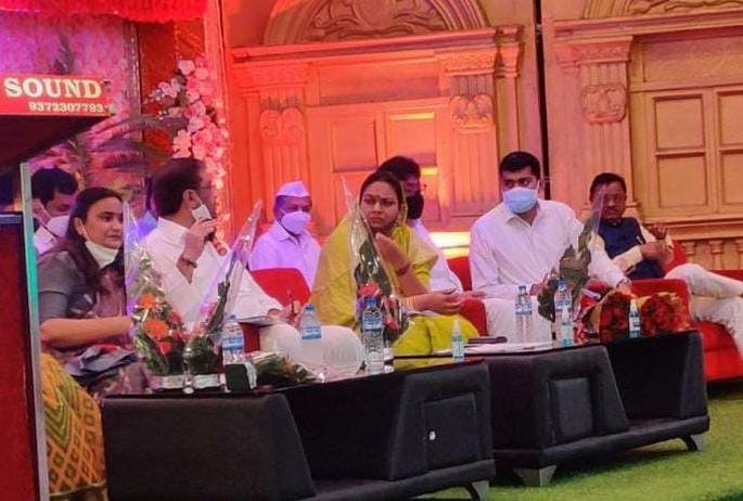 Colorful political squabble in front of ministers for chair! | खूर्चीसाठी मंत्र्यांसमोर रंगला राजकीय कलगीतुरा!