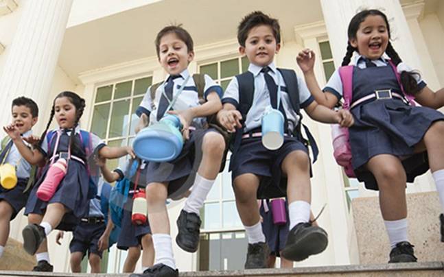 As a precaution, all schools in the municipality and municipal limits are closed | खबरदारी म्हणून महापालिका, पालिका हद्दीतील सर्व शाळा बंद As a precaution, all schools in the municipality and municipal limits are closed | खबरदारी म्हणून महापालिका, पालिका हद्दीतील सर्व शाळा बंद