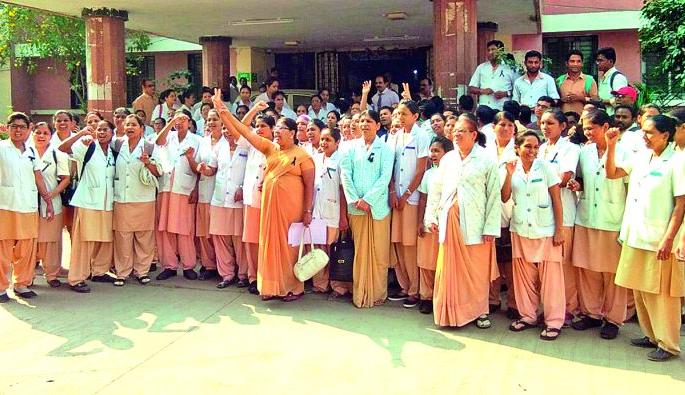 After dissolving the inquiry committee, behind the supporter's movement | चौकशी समिती बरखास्त केल्यानंतर अधिपरिचारिकांचे आंदोलन मागे After dissolving the inquiry committee, behind the supporter's movement | चौकशी समिती बरखास्त केल्यानंतर अधिपरिचारिकांचे आंदोलन मागे