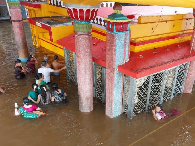Dakshindwar ceremony at Nrisimhawadi, reduced due to water in the temple | कोल्हापूर: नृसिंहवाडीत उतरता दक्षिणद्वार सोहळा, मंदिरातील पाणी होऊ लागले कमी Dakshindwar ceremony at Nrisimhawadi, reduced due to water in the temple | कोल्हापूर: नृसिंहवाडीत उतरता दक्षिणद्वार सोहळा, मंदिरातील पाणी होऊ लागले कमी