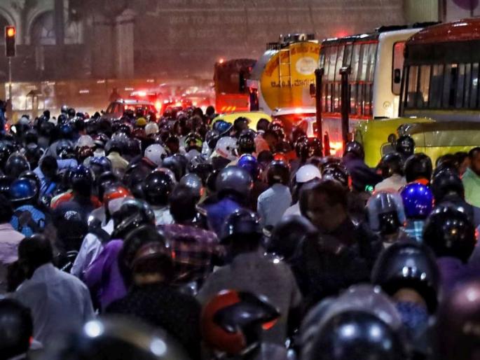 Bengaluru 5 hours traffic jam, school children reach home at 9 pm, citizens' anger | बेंगळुरुमध्ये ५ तास वाहतूक कोंडी, शाळेतली मुलं रात्री ९ वाजता घरी पोहचली, नागरिकांचा संताप Bengaluru 5 hours traffic jam, school children reach home at 9 pm, citizens' anger | बेंगळुरुमध्ये ५ तास वाहतूक कोंडी, शाळेतली मुलं रात्री ९ वाजता घरी पोहचली, नागरिकांचा संताप