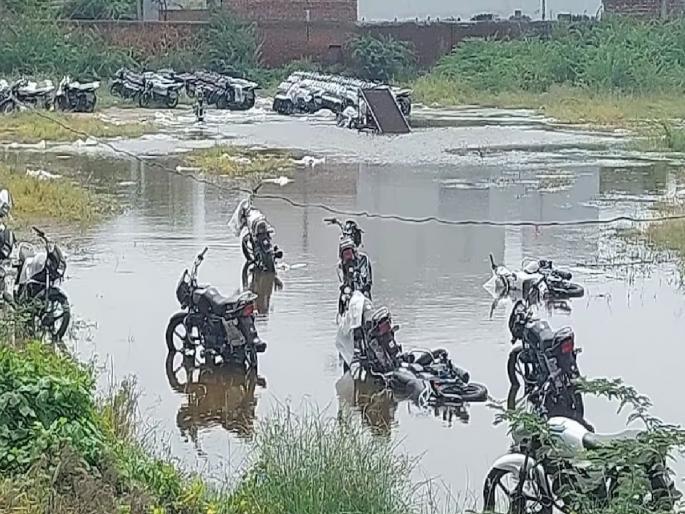 Haryana Nuh violence; Social miscreants attack bike showroom, looted 150 to 200 bikes, burn some | नूह हिंसाचार; समाजकंटकांचा बाईक शोरुमवर हल्ला, 150 ते 200 दुचाकी लुटल्या, काही जाळल्या... Haryana Nuh violence; Social miscreants attack bike showroom, looted 150 to 200 bikes, burn some | नूह हिंसाचार; समाजकंटकांचा बाईक शोरुमवर हल्ला, 150 ते 200 दुचाकी लुटल्या, काही जाळल्या...