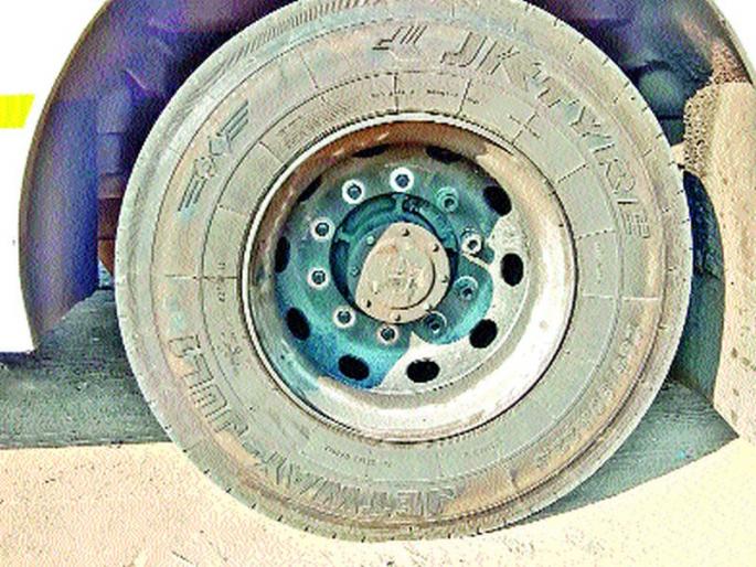 Due to vigilance of the youth 'surrender of black' | त्यानं दाखवलं प्रसंगावधान; वाचवले प्रवाशांचे प्राण