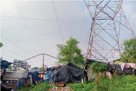 Protection against encroachments under power lines | विद्युत वाहिन्यांखालील अतिक्रमणांना अभय Protection against encroachments under power lines | विद्युत वाहिन्यांखालील अतिक्रमणांना अभय