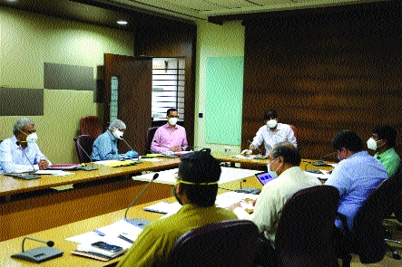 The commissioner took the health department to task | आयुक्तांनी आरोग्य विभागाला घेतले फैलावर The commissioner took the health department to task | आयुक्तांनी आरोग्य विभागाला घेतले फैलावर