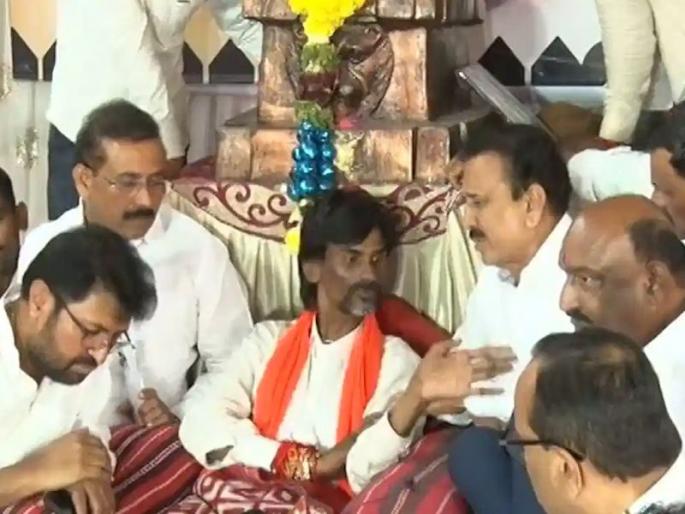 Confusion has arisen on the issue of giving reservation to the Maratha community from OBCs. | एक भूमिका कोणती, पुढाऱ्यांची पंचाईत; निर्णय घेण्याचे राज्य सरकारपुढे आव्हान Confusion has arisen on the issue of giving reservation to the Maratha community from OBCs. | एक भूमिका कोणती, पुढाऱ्यांची पंचाईत; निर्णय घेण्याचे राज्य सरकारपुढे आव्हान