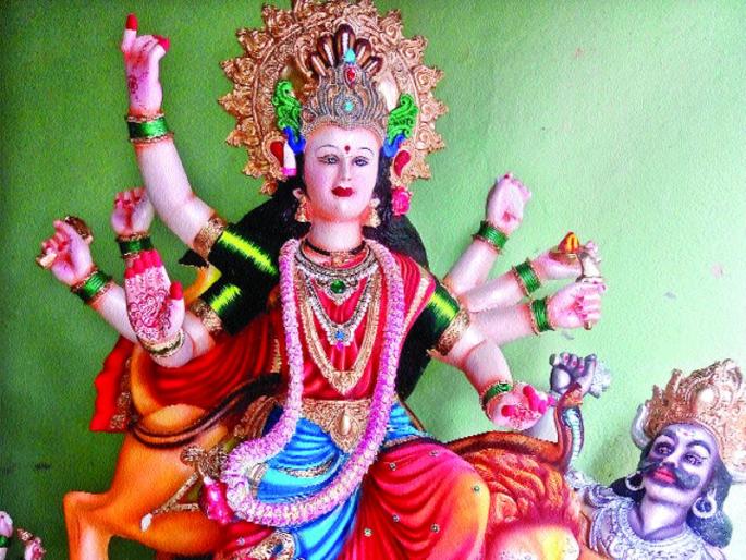The bedrock of the idols | नवदुर्गांच्या मूर्तींचे रंगकाम वेगात The bedrock of the idols | नवदुर्गांच्या मूर्तींचे रंगकाम वेगात