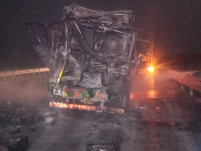 A stationary truck hit, the hydrogen truck caught fire; Driver-Cleaner Critical | उभ्या ट्रकला धडक, ‘हायड्रोजन’चा ट्रक पेटला; चालक-क्लीनर गंभीर A stationary truck hit, the hydrogen truck caught fire; Driver-Cleaner Critical | उभ्या ट्रकला धडक, ‘हायड्रोजन’चा ट्रक पेटला; चालक-क्लीनर गंभीर