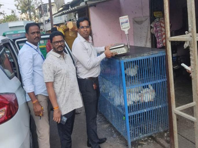 Chicken Mutton by Market Licensing Department of KDMC; A fine of Rs 50,000 was recovered from the sellers | केडीएमसीच्या बाजार परवाना विभागाने चिकन मटण; विक्रेत्यांकडून वसूल केला ५० हजार रुपयांचा दंड