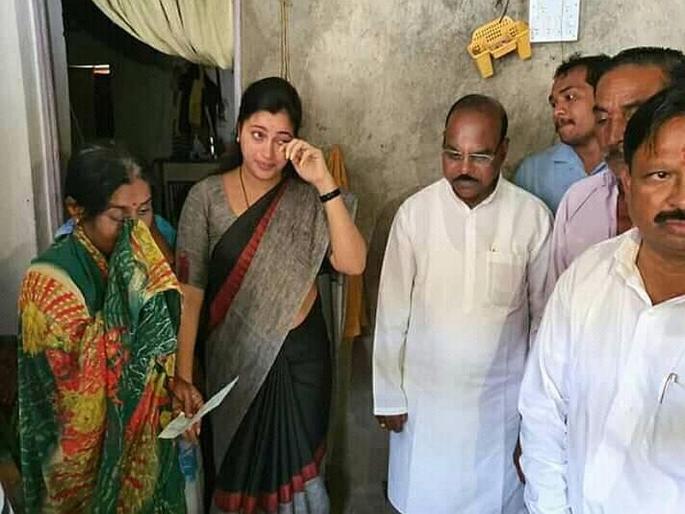 Navneet Kaur also become emotional eyes when mother lost her baby in amaravati ganesh immersion | मुलं गमावलेल्या आईनं हंबरडा फोडताच नवनीत कौर यांचेही डोळे पाणावले Navneet Kaur also become emotional eyes when mother lost her baby in amaravati ganesh immersion | मुलं गमावलेल्या आईनं हंबरडा फोडताच नवनीत कौर यांचेही डोळे पाणावले