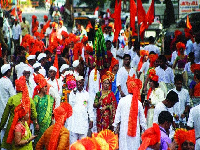 New year reception by traditional celebrities | पारंपरिक शोभायात्रांनी नववर्षाचे स्वागत New year reception by traditional celebrities | पारंपरिक शोभायात्रांनी नववर्षाचे स्वागत