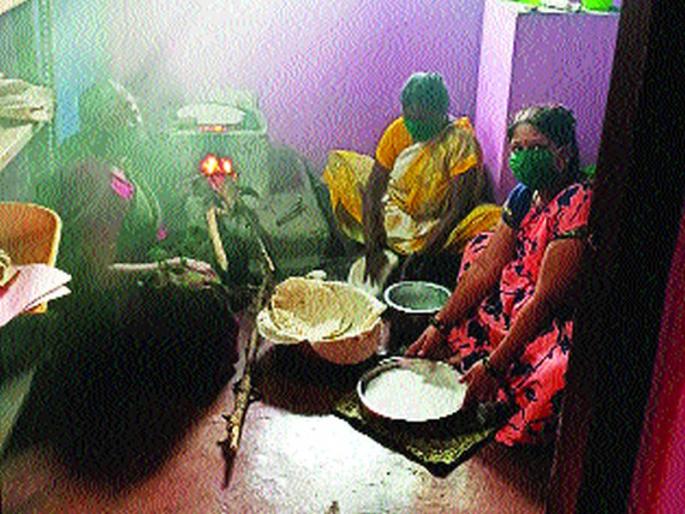 Corona's attack on the bread-making industry; Hit the self-help groups | भाकरीच्या गृहोद्योगावर कोरोनाचे सावट; बचतगटांना फटका Corona's attack on the bread-making industry; Hit the self-help groups | भाकरीच्या गृहोद्योगावर कोरोनाचे सावट; बचतगटांना फटका