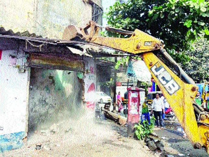 Hammer on road widening construction | रस्ता रुंदीकरणातील बांधकामांवर हातोडा Hammer on road widening construction | रस्ता रुंदीकरणातील बांधकामांवर हातोडा