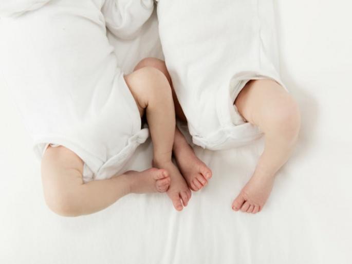 Chinese woman gives birth to twins from different fathers | काय सांगता! महिलेने जुळ्या बाळांना दिला जन्म, पण दोघांचेही वडील निघाले वेगवेगळे Chinese woman gives birth to twins from different fathers | काय सांगता! महिलेने जुळ्या बाळांना दिला जन्म, पण दोघांचेही वडील निघाले वेगवेगळे