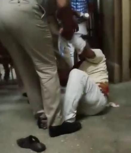 He injured himself in the court premises | न्यायालयाच्या आवारात स्वत:ला जखमी करून घेतले