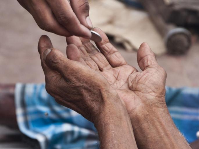 Coronavirus: Beggars swarm city even in lockdown; Fear of spreading corona | Coronavirus: लॉकडाउनमध्येही शहराला भिकाऱ्यांचा विळखा; कोरोना पसरण्याची भीती Coronavirus: Beggars swarm city even in lockdown; Fear of spreading corona | Coronavirus: लॉकडाउनमध्येही शहराला भिकाऱ्यांचा विळखा; कोरोना पसरण्याची भीती