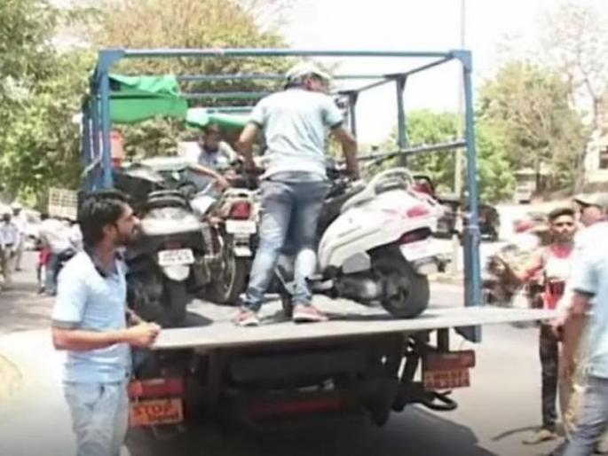 The municipality will take action on the roadless vehicles | रस्त्यावरील बेवारस वाहनांवर महापालिका करणार कारवाई