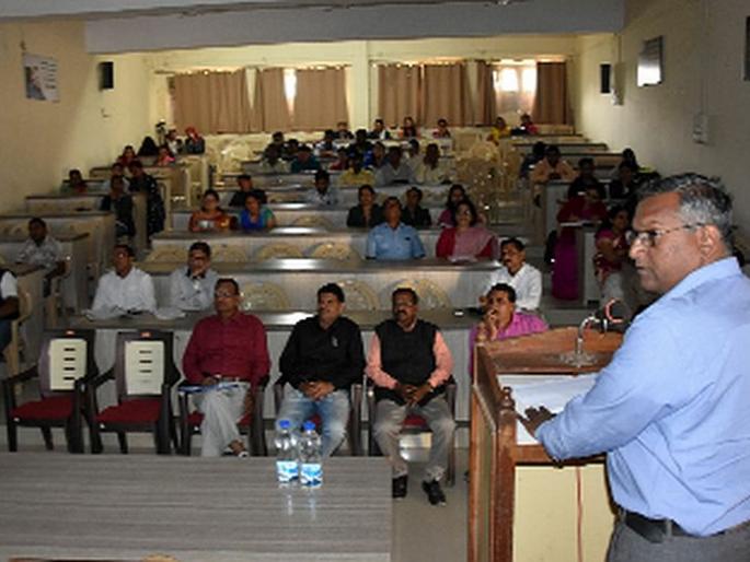 The language should be studied by the community | भाषेचे अध्ययन समाजातून व्हावे The language should be studied by the community | भाषेचे अध्ययन समाजातून व्हावे