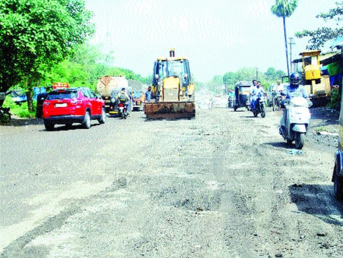 Looking forward to the readiness, the pace of repair of roads | तत्परता पाहून भरले मन, रस्ते दुरूस्तीच्या कामाला वेग Looking forward to the readiness, the pace of repair of roads | तत्परता पाहून भरले मन, रस्ते दुरूस्तीच्या कामाला वेग
