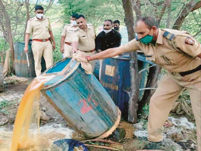 Police raids 51 liquor dens in Osmanabad | उस्मानाबादेत ५१ दारू अड्ड्यांवर पोलिसांचे छापे Police raids 51 liquor dens in Osmanabad | उस्मानाबादेत ५१ दारू अड्ड्यांवर पोलिसांचे छापे