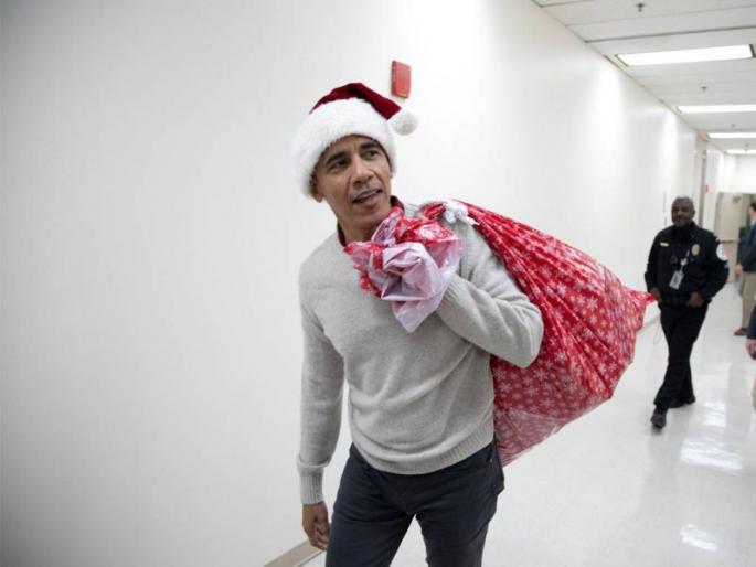 Former Us President Obama dressed like santa claus Delights ill Kids With Christmas Gifts | ...अन् आजारी मुलांसाठी बराक ओबामा झाले सांताक्लॉज Former Us President Obama dressed like santa claus Delights ill Kids With Christmas Gifts | ...अन् आजारी मुलांसाठी बराक ओबामा झाले सांताक्लॉज