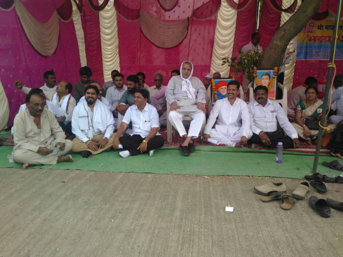 Dharna agitation for various demands of OBC struggle committee | ओबीसी संघर्ष समितीचे विविध मागण्यासाठी धरणे आंदोलन Dharna agitation for various demands of OBC struggle committee | ओबीसी संघर्ष समितीचे विविध मागण्यासाठी धरणे आंदोलन