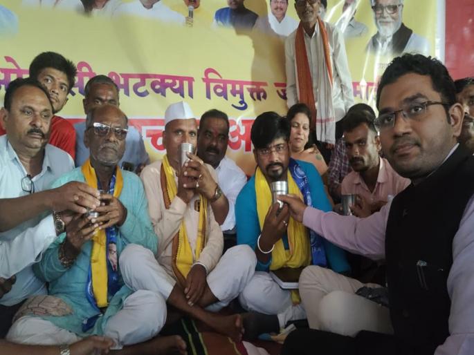 Discussion between OBC hunger strikers in Antarwali and Minister Minister Atul Save, agitation suspended after assurance | अंतरवालीतील ओबीसी उपोषणकर्ते आणि मंत्री सावे यांच्यात चर्चा, आश्वासनानंतर आंदोलन स्थगित Discussion between OBC hunger strikers in Antarwali and Minister Minister Atul Save, agitation suspended after assurance | अंतरवालीतील ओबीसी उपोषणकर्ते आणि मंत्री सावे यांच्यात चर्चा, आश्वासनानंतर आंदोलन स्थगित