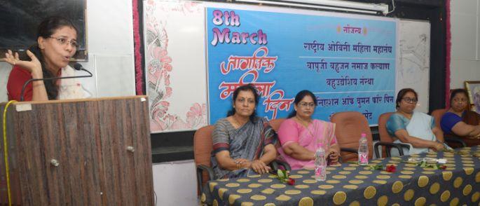 Reservations got power, but remote control at husband | आरक्षणामुळे सत्ता मिळाली, रिमोट कंट्रोल मात्र नवऱ्याकडे Reservations got power, but remote control at husband | आरक्षणामुळे सत्ता मिळाली, रिमोट कंट्रोल मात्र नवऱ्याकडे