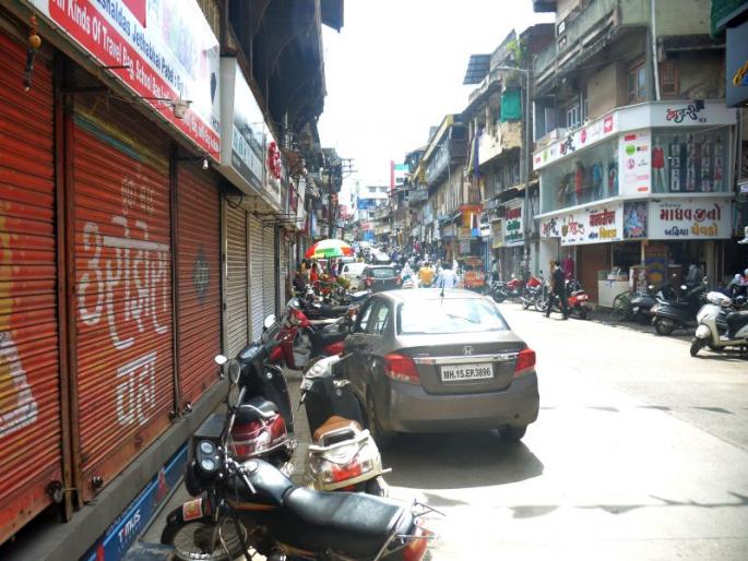 Caution: Now even-odd plan in markets including Main Road | खबरदारी : मेनरोडसह बाजारपेठांमध्ये आता सम-विषमची आखणी Caution: Now even-odd plan in markets including Main Road | खबरदारी : मेनरोडसह बाजारपेठांमध्ये आता सम-विषमची आखणी