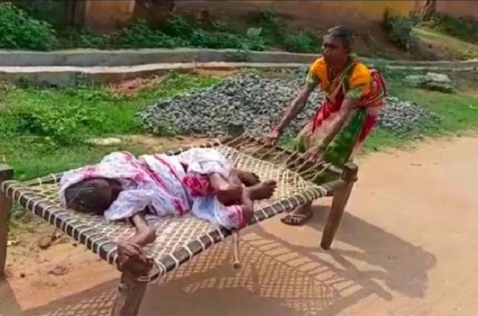 Odisha: Elderly daughter carries 120-year-old mother on cot to bank for pension | ...म्हणून ७० वर्षीय मुलीने आपल्या वयोवृद्ध आईला बँकेपर्यंत खाटेवर बसवून नेले ओढत, बँकेवर टीका Odisha: Elderly daughter carries 120-year-old mother on cot to bank for pension | ...म्हणून ७० वर्षीय मुलीने आपल्या वयोवृद्ध आईला बँकेपर्यंत खाटेवर बसवून नेले ओढत, बँकेवर टीका