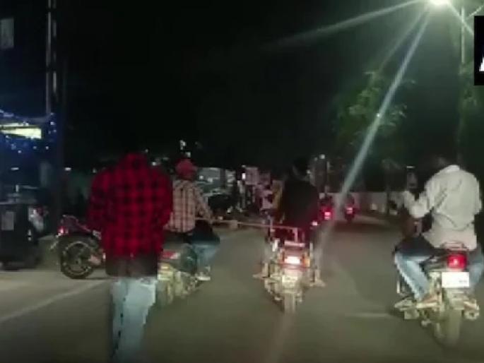 borrow rupees 1500 fail to repay youth was tied to a scooter and dragged on a busy road for more than 2 kilometres in odisa | धक्कादायक! उधारीचे १५०० रुपये दिले नाहीत, तरुणाला स्कुटरला बांधून पळवले borrow rupees 1500 fail to repay youth was tied to a scooter and dragged on a busy road for more than 2 kilometres in odisa | धक्कादायक! उधारीचे १५०० रुपये दिले नाहीत, तरुणाला स्कुटरला बांधून पळवले