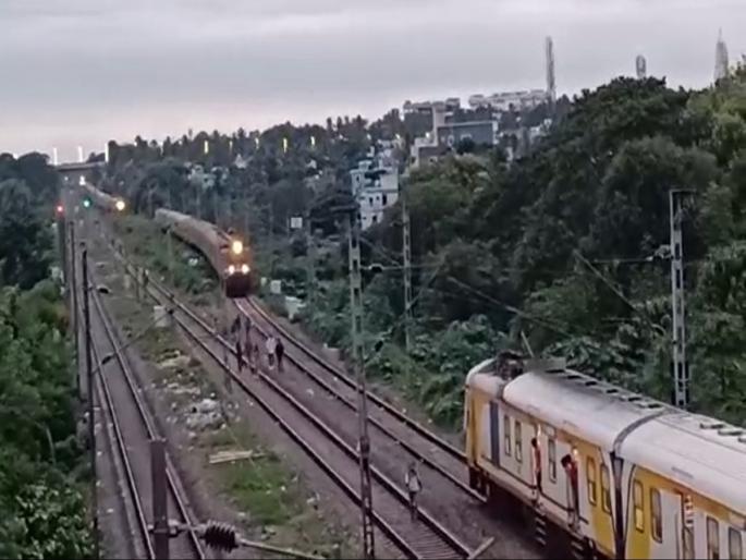 Odisha Train Accident News negligence of railway authorities in Odisha! 4 trains came on the same track | ओडिशात रेल्वे अधिकाऱ्यांचा मोठा निष्काळजीपणा! एकाच ट्रॅकवर आल्या 4 ट्रेन... Odisha Train Accident News negligence of railway authorities in Odisha! 4 trains came on the same track | ओडिशात रेल्वे अधिकाऱ्यांचा मोठा निष्काळजीपणा! एकाच ट्रॅकवर आल्या 4 ट्रेन...