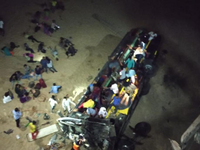 bus carrying 30 passengers fell from mahanadi bridge near jagatpur in cuttack | कटकमध्ये बस पुलावरुन कोसळली; बारा जणांचा मृत्यू bus carrying 30 passengers fell from mahanadi bridge near jagatpur in cuttack | कटकमध्ये बस पुलावरुन कोसळली; बारा जणांचा मृत्यू