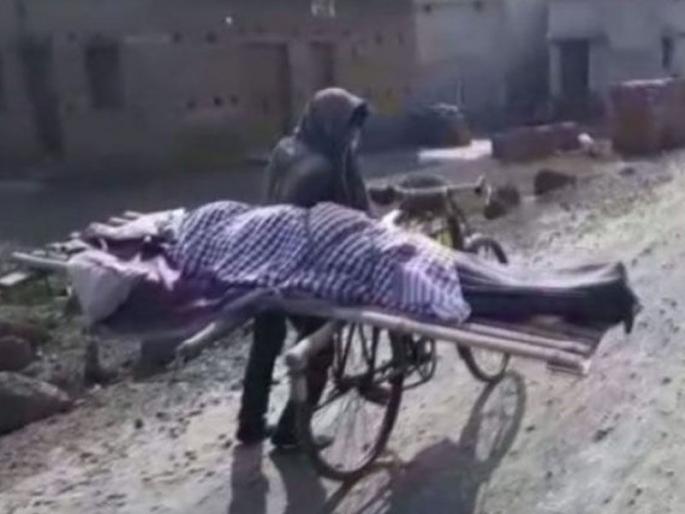 Odisha boy carries dead mother on cycle after neighbours refuse to help | माणुसकीला काळीमा! जातीमुळे मुलाने सायकलवरून नेला आईचा मृतदेह Odisha boy carries dead mother on cycle after neighbours refuse to help | माणुसकीला काळीमा! जातीमुळे मुलाने सायकलवरून नेला आईचा मृतदेह