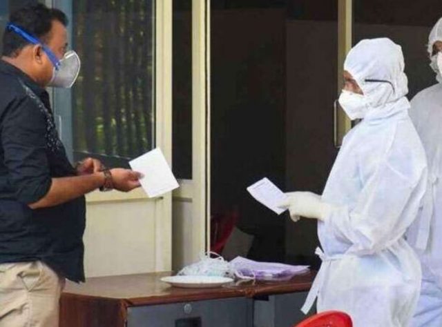 Coronavirus: inspirational news odisha duty performed by doctor even despite losing his mother pnm | Coronavirus: आईच्या मृत्यूनंतरही डॉक्टरने बजावलं कर्तव्य; कोरोनाग्रस्तांचा जीव वाचवण्यासाठी हॉस्पिटलला पोहचले Coronavirus: inspirational news odisha duty performed by doctor even despite losing his mother pnm | Coronavirus: आईच्या मृत्यूनंतरही डॉक्टरने बजावलं कर्तव्य; कोरोनाग्रस्तांचा जीव वाचवण्यासाठी हॉस्पिटलला पोहचले