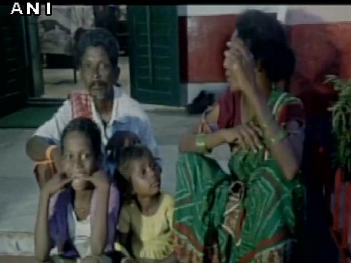 Man arrested frm Bhadrak dist for selling his 11-month-old son for Rs 25000 | लज्जास्पद ! दारू व मोबाइल फोनसाठी त्यानं स्वतःच्याच 11 महिन्यांच्या मुलाचा फक्त 25 हजारांत केला सौदा 