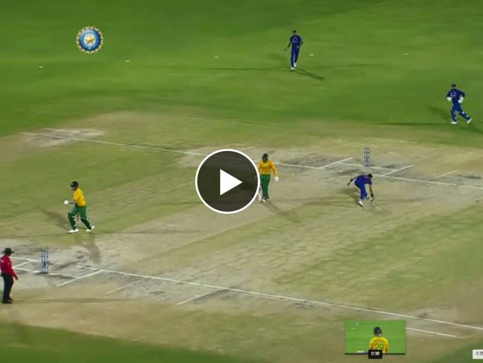 IND vs SA 4th T20I Live Updates : Quinton de Kock is run-out due to a mix-up between him and Dwaine Pretorius, Video  | IND vs SA 4th T20I Live Updates : सहकाऱ्यानेच दिला दगा, Quinton de Kock खेळपट्टीच्या मधोमध राहिला उभा अन्... Video 