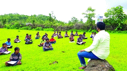 Offline education in remote areas, a unique concept for teachers in Alibag | दुर्गम भागात ऑफलाइन शिक्षण, अलिबागमधील शिक्षकांची अनोखी संकल्पना Offline education in remote areas, a unique concept for teachers in Alibag | दुर्गम भागात ऑफलाइन शिक्षण, अलिबागमधील शिक्षकांची अनोखी संकल्पना