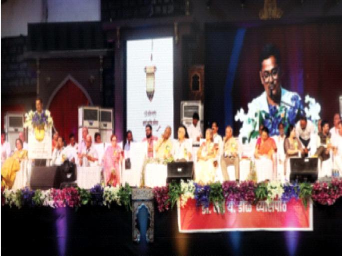 Protests in the Sahitya Sammelan against the perverted attitude of defaming great person | महापुरुषांची बदनामी करणाऱ्या विकृत मनोवृत्तीचा संमेलनात निषेध Protests in the Sahitya Sammelan against the perverted attitude of defaming great person | महापुरुषांची बदनामी करणाऱ्या विकृत मनोवृत्तीचा संमेलनात निषेध