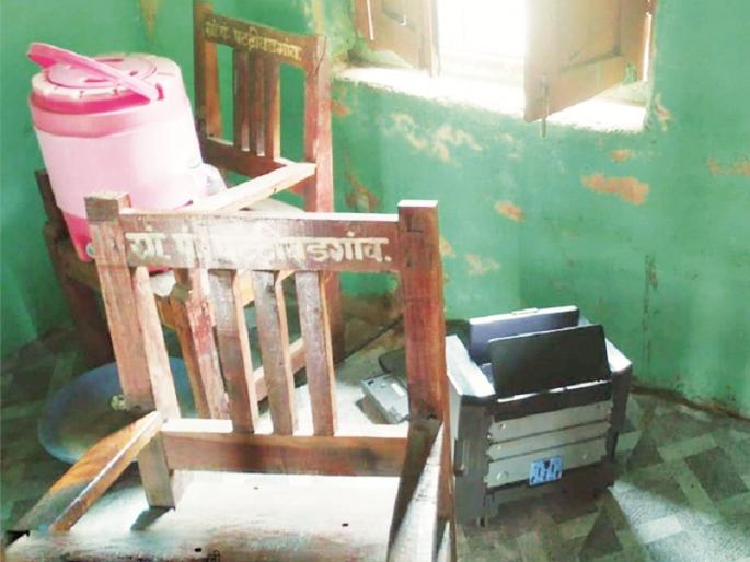 The youth was vandalized grampanchayat office after being asked to stay in quarantine after coming from Pune | क्वारंटाईन राहण्यास सांगितल्याने तरुणाची ग्रामपंचायत कार्यालयात तोडफोड The youth was vandalized grampanchayat office after being asked to stay in quarantine after coming from Pune | क्वारंटाईन राहण्यास सांगितल्याने तरुणाची ग्रामपंचायत कार्यालयात तोडफोड