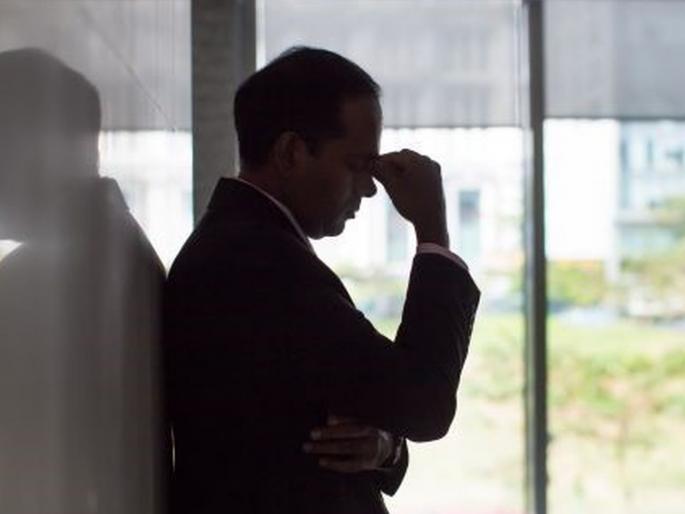 'Even if I die in the office, I will not quit my job', a young man expressed the pain of the middle class trapped in EMI | ‘ऑफिसात जीव गेला तरी बेहत्तर, पण नोकरी सोडणार नाही’, तरुणाने मांडली EMI मध्ये अडकलेल्या मध्यमवर्गीयाची व्यथा  'Even if I die in the office, I will not quit my job', a young man expressed the pain of the middle class trapped in EMI | ‘ऑफिसात जीव गेला तरी बेहत्तर, पण नोकरी सोडणार नाही’, तरुणाने मांडली EMI मध्ये अडकलेल्या मध्यमवर्गीयाची व्यथा