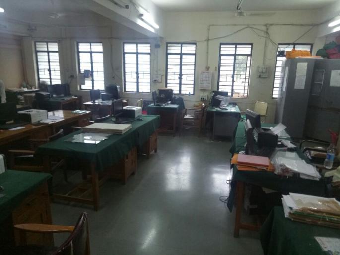  The government offices remained suspicious | शासकीय कार्यालयांत शुकशुकाट कायम