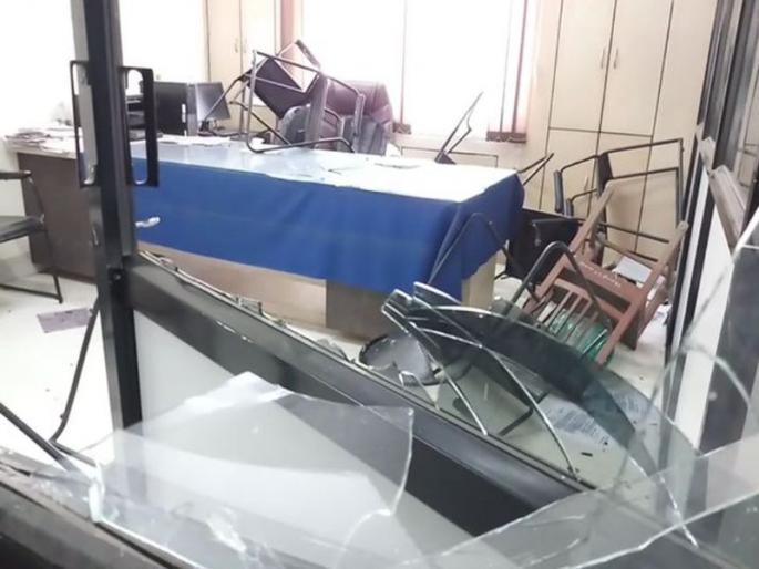 sambhaji brigade ransacks Legal Metrology office in Sangli | वैधमापन कार्यालयाची संभाजी ब्रिगेडकडून तोडफोड sambhaji brigade ransacks Legal Metrology office in Sangli | वैधमापन कार्यालयाची संभाजी ब्रिगेडकडून तोडफोड