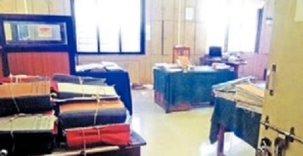 No time to come to government office | शासकीय कार्यालयात ना येण्याची वेळ ना जाण्याची; अनेकजण ‘दौऱ्यावर’!