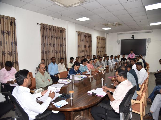 Government officials and employees are bored with reports of meetings, reviews and information to be filled online | योजना हजार, अधिकारी मात्र बेजार; लागोपाठच्या व्हीसी, प्रत्यक्ष बैठका, अहवाल अन् आढावा Government officials and employees are bored with reports of meetings, reviews and information to be filled online | योजना हजार, अधिकारी मात्र बेजार; लागोपाठच्या व्हीसी, प्रत्यक्ष बैठका, अहवाल अन् आढावा