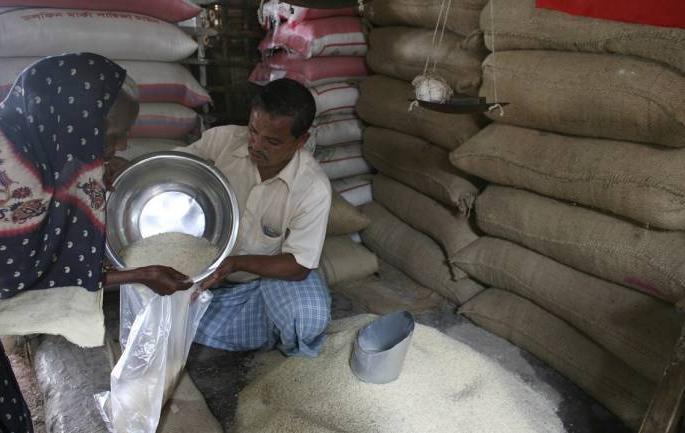 Report saught of offline food allocation! | आॅफलाइन धान्य वाटपाचा पुन्हा खुलासा मागविला! Report saught of offline food allocation! | आॅफलाइन धान्य वाटपाचा पुन्हा खुलासा मागविला!